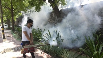 An MCD worker fumigates an area during the launch of a campaign on dengue, malaria and chikungunya prevention in New Delhi. (HT Photo) An MCD worker fumigates an area during the launch of a campaign on dengue, malaria and chikungunya prevention in New Delhi. (HT Photo)