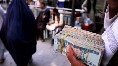 Since its takeover by the Taliban, Afghanistan has been facing cash crunch, with global aids freezing and daily limits set on withdrawal from bank accounts. REUTERS/Stringer/File Photo (REUTERS)
