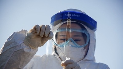 A member of the medical personnel works at a coronavirus disease (Covid-19) testing site at a railway station in Seoul, South Korea. (File Photo / REUTERS) A member of the medical personnel works at a coronavirus disease (Covid-19) testing site at a railway station in Seoul, South Korea. (File Photo / REUTERS)