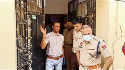 Police investigating the murder case at Ahluwalia locality in Khanna on Wednesday. (HT Photo)