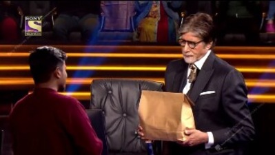 Kaun Banega Crorepati 13: Amitabh Bachchan delivers meal to Akash Waghmare.