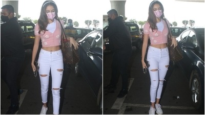 Ananya left her locks open and added a pearl hairband with the airport look. She accessorised simply with gold hoop earrings and a Louis Vuitton tote bag. (HT Photo/Varinder Chawla)