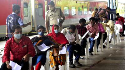 Beneficiaries queue up to get inoculated against Covid-19 at a centre set up on CSMT platform in Mumbai on September 9. (HT file)