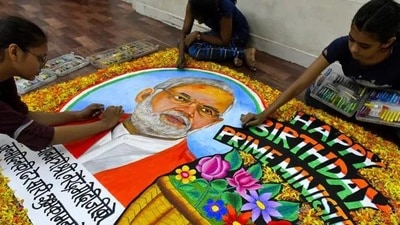 Students from Gurukul School of Art draw a painting of PM Narendra Modi on his birthday in Mumbai. (HT File Photo)