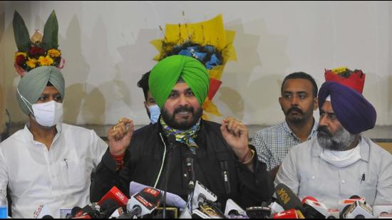 Punjab Congress chief Navjot Singh Sidhu addressing a press conference in Chandigarh on Wednesday. The four working presidents of the state unit and its general secretary Pargat Singh (right) also attended the meet. (Keshav Singh/HT)