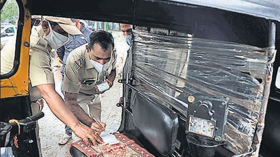 As many as 4,250 autorickshaw drivers have been penalised for not wearing a uniform, while 730 were fined for not carrying a driving licence. (Rahul Raut/HT PHOTO)