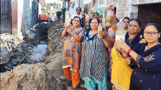 Residents of Amarpuri, Ward Number 31, staging a protest on Wednesday. (HT Photo)