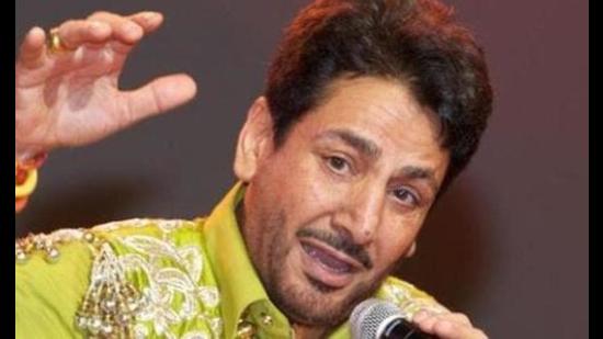 During a religious fair in Nakodar on August 24 singer Gurdas, Maan had described Ladi Shah of Dera Baba Murad Shah as a descendant of the third Sikh master, Guru Amar Das. When a social media campaign started against his statement, Maan put out a video, offering an apology for his statement. (HT file photo)