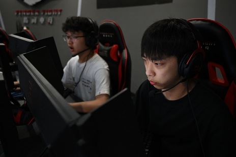 Youths play computer games at an internet cafe in Beijing(AFP)
