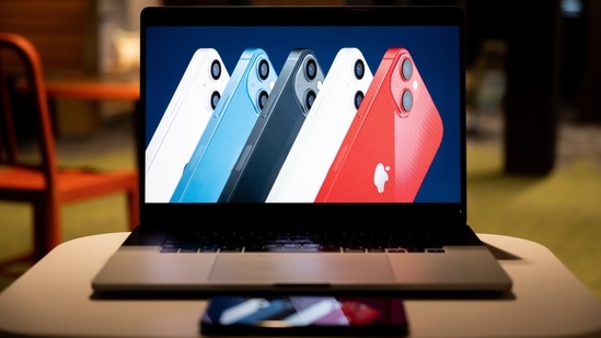 Apple said it expects over 200 carriers and 60 countries and regions to support 5G by the end of the year. Apple first added 5G to the iPhone last year with the iPhone 12.(Bloomberg)