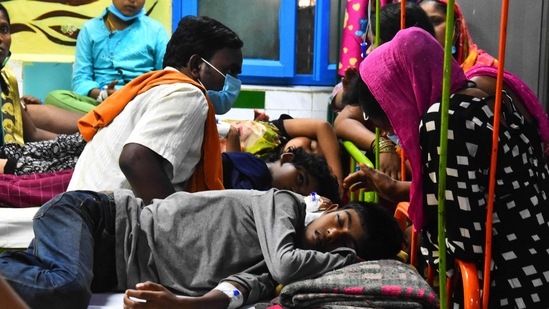 Young patients suffering from dengue fever receive treatment at a dengue ward inside the Government Victoria Hospital in Jabalpur, Madhya Pradesh.(AFP)