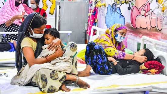 Dengue patients receive treatment at the children ward of a government Victoria Hospital in Jabalpur, Madhya Pradesh.(PTI)