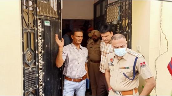 Police investigating the murder case at Ahluwalia locality in Khanna on Wednesday. (HT Photo)
