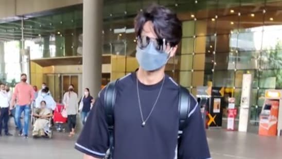 Shahid Kapoor was spotted at the arrival terminal of the Mumbai airport. He was dressed in a black ensemble and wore a mask along with sunglasses.