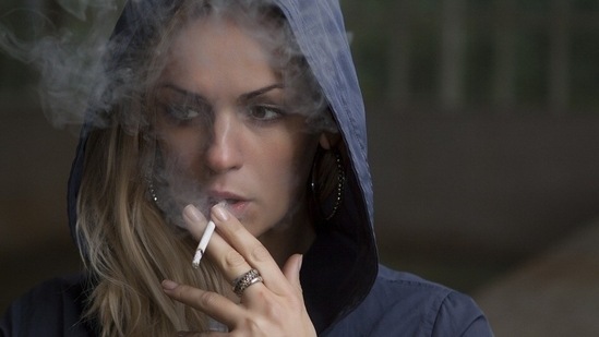 Avoid alcohol and tobacco: this can deprive the skin of much-needed nutrients. It can also lead to dull, dry skin and puffiness around the eyes. (Pixabay)