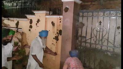 Angry farmers vent out their ire at BJP spokesman in Jalandhar, Kahlon’s, house for reportedly issuing derogatory statements against them. (HT Photo)
