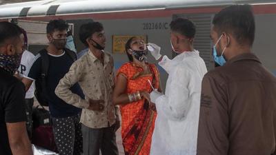 Brihanmumbai Municipal Corporation (BMC) officials said they were anticipating a surge in the number of infections owing to the ongoing Ganesh festival. (Pratik Chorge/HT PHOTO) Brihanmumbai Municipal Corporation (BMC) officials said they were anticipating a surge in the number of infections owing to the ongoing Ganesh festival. (Pratik Chorge/HT PHOTO)