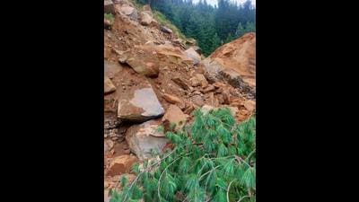 The landslide at Nehru Kund near Manali town blocked the Manali -Leh highway on Thursday. (Aqil Khan/HT) The landslide at Nehru Kund near Manali town blocked the Manali -Leh highway on Thursday. (Aqil Khan/HT)