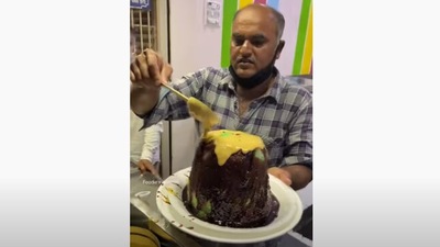 The image shows the man in the process of making the huge ice gola. (YouTube/Foodie Incarnate)