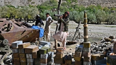 Taliban fighters stand next to ammunition along a road in Malaspa area, Bazark district in Panjshir province. (AFP Photo) Taliban fighters stand next to ammunition along a road in Malaspa area, Bazark district in Panjshir province. (AFP Photo)