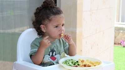 Give food only when the baby is hungry. Avoid giving juices, colas, or ice-creams. Consult an expert regarding what you need to give the baby and avoid. (Pixabay) Give food only when the baby is hungry. Avoid giving juices, colas, or ice-creams. Consult an expert regarding what you need to give the baby and avoid. (Pixabay)