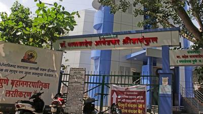The residents of the Sahakarnagar area are furious as the Pune Municipal Corporation-run (PMC-run) gym inside the Dr Babasaheb Ambedkar sports complex has been shut since September 15 (Ravindra Joshi/HT PHOTO)