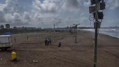 PWD officials had anonymously confirmed to HT last month that an elevated walkway is being constructed along Versova beach and will be completed in the next three to four months. (HT Photo) PWD officials had anonymously confirmed to HT last month that an elevated walkway is being constructed along Versova beach and will be completed in the next three to four months. (HT Photo)