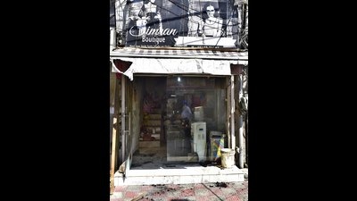 The fire started on the ground floor of the boutique in Ludhiana’s Ghumar Mandi. (HT PHOTO )