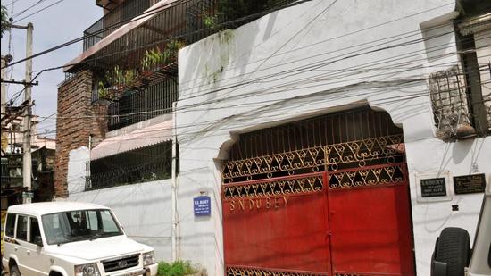 EOU team raids the residence of suspended SP Rakesh Dubey at Gandhi Path in Patna on Thursday. (Santosh Kumar /HT Photo)