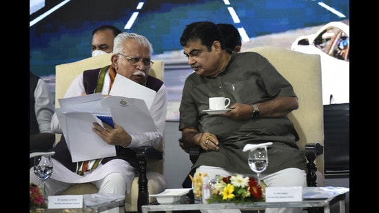 Union road transport and highways minister Nitin Gadkari and Haryana CM Manohar Lal Khattar during an inspection of the Delhi-Mumbai Expressway near Sohna in Gurugram on Thursday. (Vipin Kumar/HT)