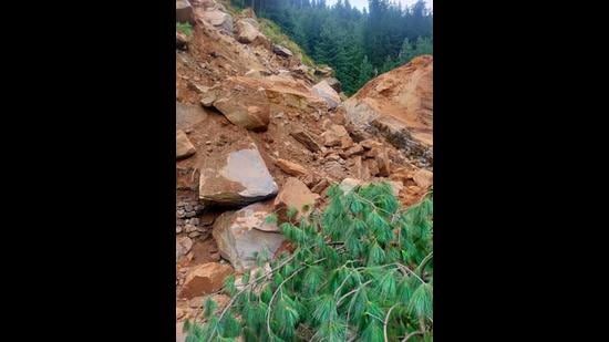 The landslide at Nehru Kund near Manali town blocked the Manali -Leh highway on Thursday.  (Aqil Khan/HT)