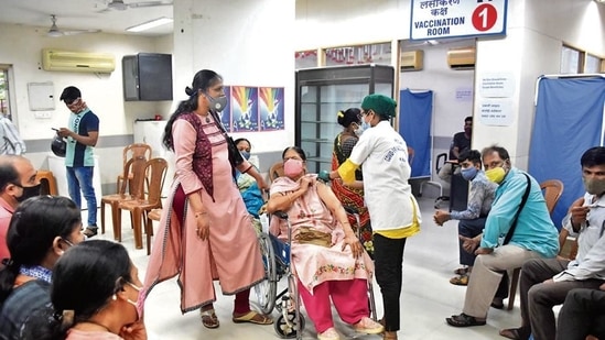 People get vaccinated against Covid-19 in Mumbai .&nbsp;(HT PHOTO)