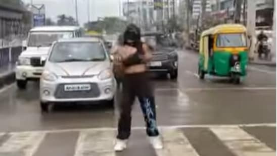 In the 30-second-long video behind the controversy, Kalra could be seen running to the Rasoma Square in Indore, wearing her face mask as she went, when the traffic signal turned red and started dancing to a song(Screenshot from original video)