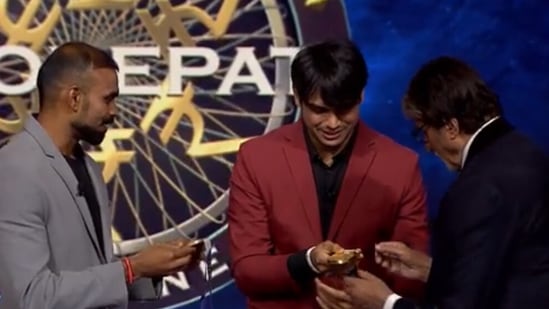 KBC 13: Amitabh Bachchan asks Neeraj Chopra and PR Sreejesh if he can touch their Olympic medals.&nbsp;