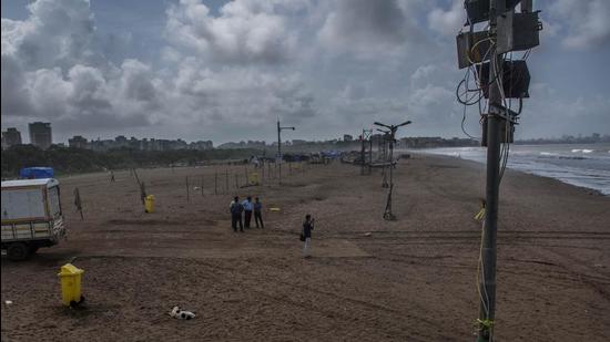 PWD officials had anonymously confirmed to HT last month that an elevated walkway is being constructed along Versova beach and will be completed in the next three to four months. (HT Photo)