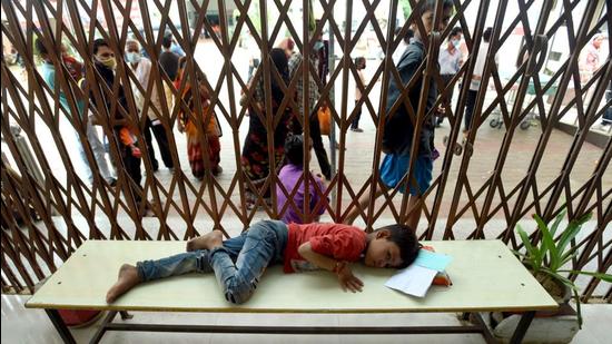 The OPD of Firozabad's state medical college, which has been marked as the nodal centre for treatment of dengue and fever patients, has been swamped with sick children and their patients awaiting treatment. (HT photo)