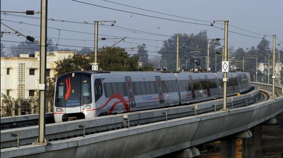 WRI India said that the developmental map of Delhi Metro shows how development in the city started coming up around Metro corridors and made it easier for the workforce from NCR towns to commute to the Capital. (HT Archive)