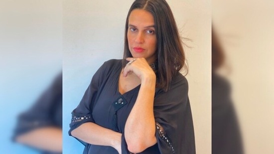 With bob hair and minimal makeup, Neha Dhupia flaunted her pregnancy glow.(Instagram/@gumanistylists)