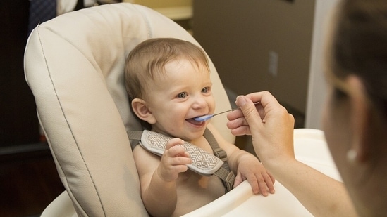 After the baby turns six months, feed him or her with small bits of food and avoid giving foods that will choke the baby. Avoid nuts, popcorn, or grapes. Give pureed foods or mashed potatoes. Other options are peas, mashed banana, or mashed apple.(Pixabay)
