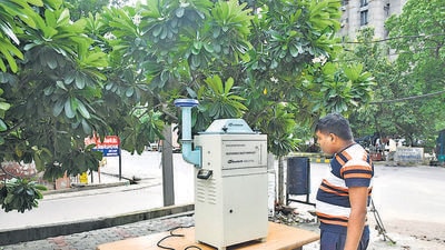 The Uttar Pradesh pollution control board has installed monitoring machines in Kaushambi, Ghaziabad, to resolve different pollution-related issues in the township. (SAKIB ALI/HT PHOTO) The Uttar Pradesh pollution control board has installed monitoring machines in Kaushambi, Ghaziabad, to resolve different pollution-related issues in the township. (SAKIB ALI/HT PHOTO)