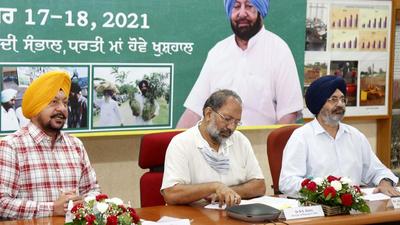 Officials interacting with attendees during the first day of online Kisan Mela at PAU in Ludhiana on Friday. (HT Photo) Officials interacting with attendees during the first day of online Kisan Mela at PAU in Ludhiana on Friday. (HT Photo)