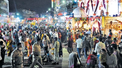 During Covid, in the wake of the upcoming festive season in Pune, the number of people violating the norms like wearing a mask and spitting in public places and not following social distancing has gone up, said, officials. (HT PHOTO)
