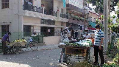 Mayor Ravi Kant Sharma said that in order to mitigate the impact of Covid lockdown on the street vendors, the Union ministry of housing and urban affairs had launched the Prime Minister Street Vendor’s AtmaNirbhar Nidhi. (HT FILE PHOTO) Mayor Ravi Kant Sharma said that in order to mitigate the impact of Covid lockdown on the street vendors, the Union ministry of housing and urban affairs had launched the Prime Minister Street Vendor’s AtmaNirbhar Nidhi. (HT FILE PHOTO)