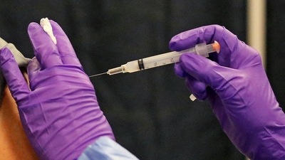 The booster debate gained urgency as US Covid-19 hospitalizations and deaths surged due to the highly transmissible Delta variant of the virus, mostly among the unvaccinated. (AP file photo)