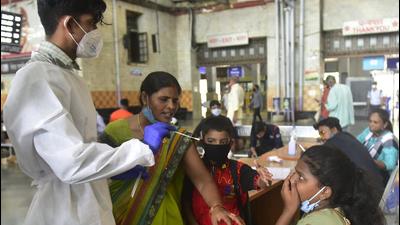 The state recorded 57,120 cases from Sept 1 to 15, compared to 88,664 recorded during the same period in Aug. The number of deaths has dropped by 54%, as they have reduced to 964 from 2,103 last month. (Anshuman Poyrekar/HT PHOTO) The state recorded 57,120 cases from Sept 1 to 15, compared to 88,664 recorded during the same period in Aug. The number of deaths has dropped by 54%, as they have reduced to 964 from 2,103 last month. (Anshuman Poyrekar/HT PHOTO)