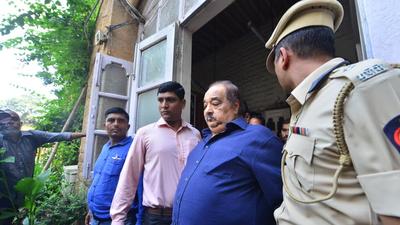 Rakesh Wadhawan’s counsel said owing to his client’s serious condition and the fact that even KEM Hospital did not have sufficient facilities to treat him, doctors from private hospitals should be allowed to check the accused. (HT File)