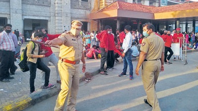 We are working on a masterplan for the patrolling of the entire Pune railway station and its surroundings, under which there will be 20 policemen deployed round the clock to monitor crowds circulating outside the station, said official. (Ravindra Joshi/HT PHOTO)