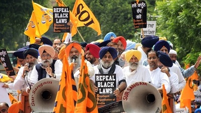 Shiromani Akali Dal chief Sukhbir Singh Badal with party supporters and SOI members take part in a protest march from Gurdwara Rakab Ganj Sahib to Parliament against the three farm laws, in New Delhi on September 17. (ANI) Shiromani Akali Dal chief Sukhbir Singh Badal with party supporters and SOI members take part in a protest march from Gurdwara Rakab Ganj Sahib to Parliament against the three farm laws, in New Delhi on September 17. (ANI)