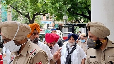 New Shiromani Akali Dal leader Sukhbir Singh Badal and others during a protest against the three farm laws in New Delhi. (ANI) New Shiromani Akali Dal leader Sukhbir Singh Badal and others during a protest against the three farm laws in New Delhi. (ANI)