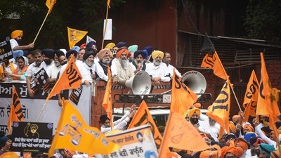 Deputy Commissioner of Police (New Delhi) Deepak Yadav said SAD president Sukhbir Singh Badal, former Union minister Harsimrat Kaur Badal along with 15 other party leaders have been detained at Parliament Street police station. (HT Photo/Sanchit Khanna)